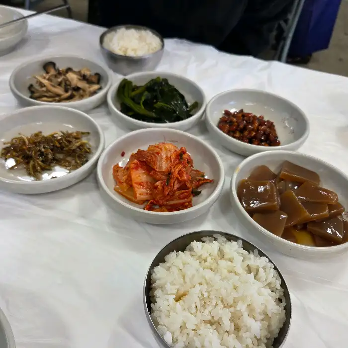 다양한 밑반찬이 차려진 상차림