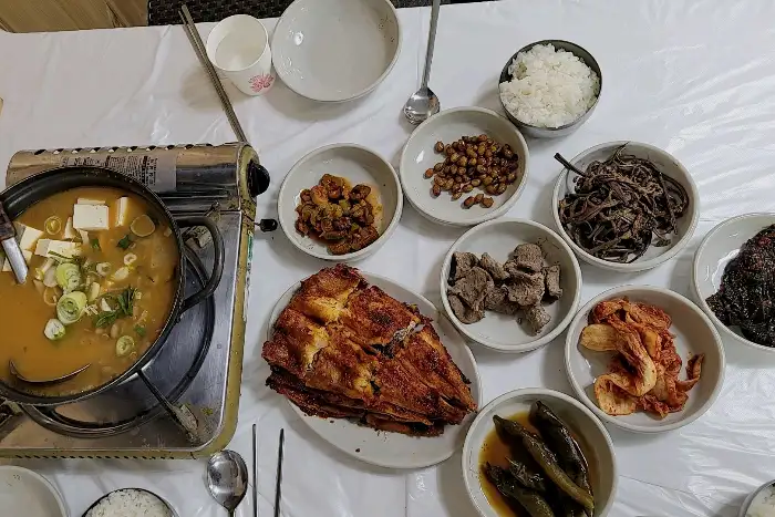 푸짐하게 차려진 한 상