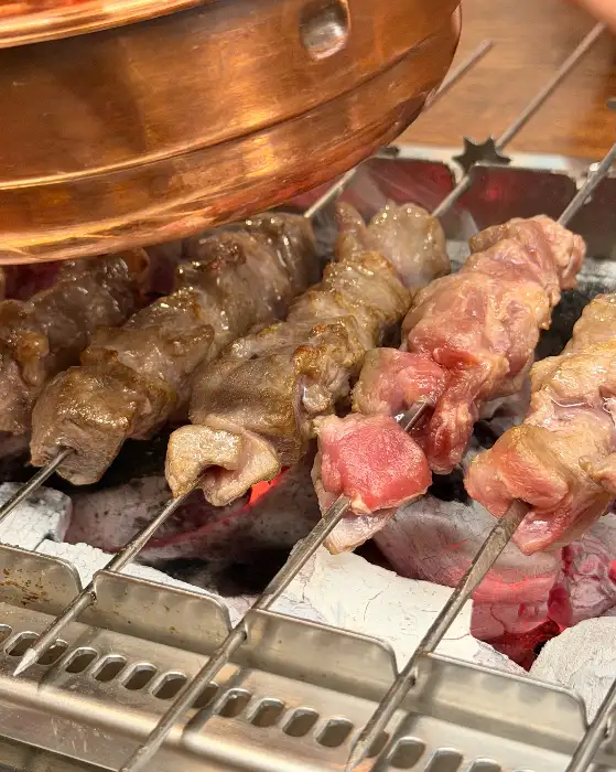 두툼한 양꼬치 조각들