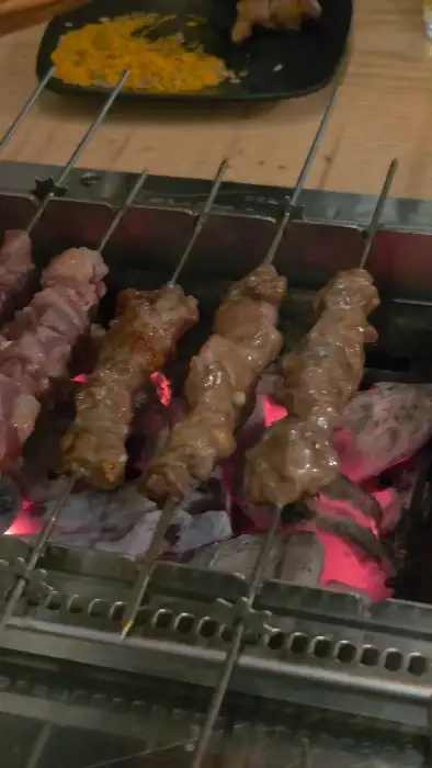숯불 위에서 노릇하게 익어가는 양꼬치