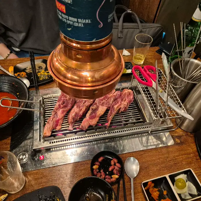 테이블 위에서 양고기와 다양한 요리가 차려진 모습