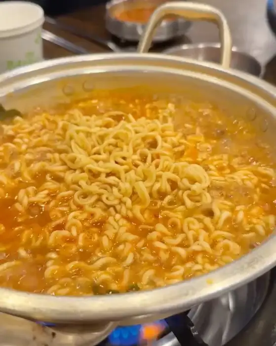 뜨겁게 끓고 있는 매콤한 라면