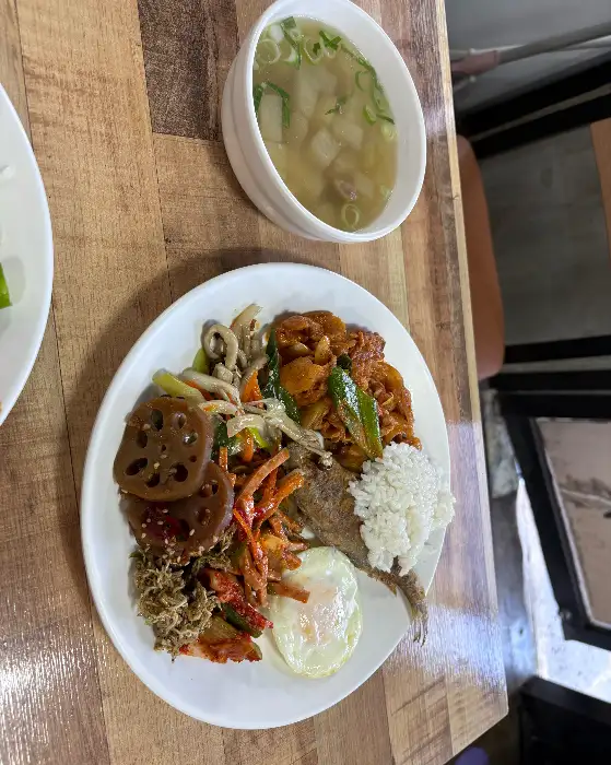 뷔페 음식 사진, 밥, 생선구이, 나물, 계란 프라이 등