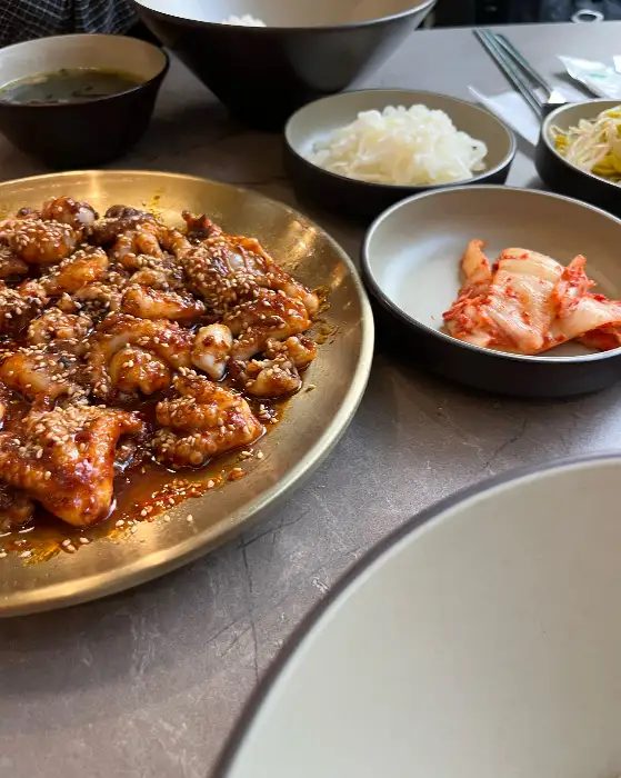 쭈꾸미볶음과 함께 제공되는 기본 찬들
