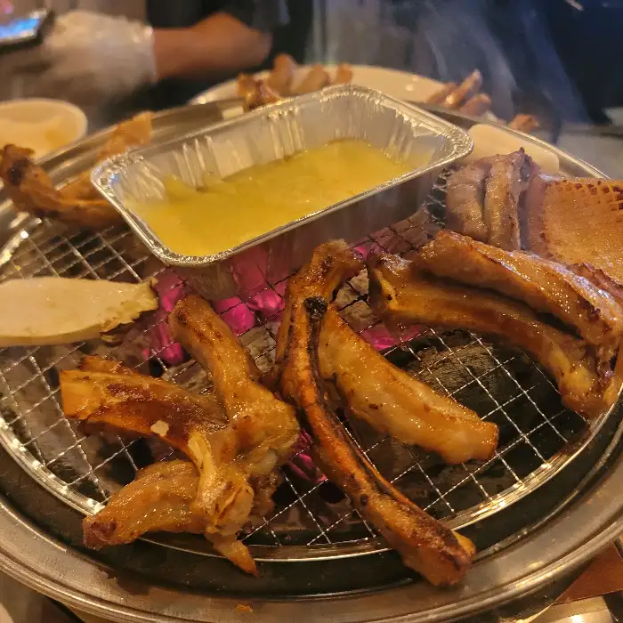 숯불 위에서 구워지는 쪽갈비와 치즈