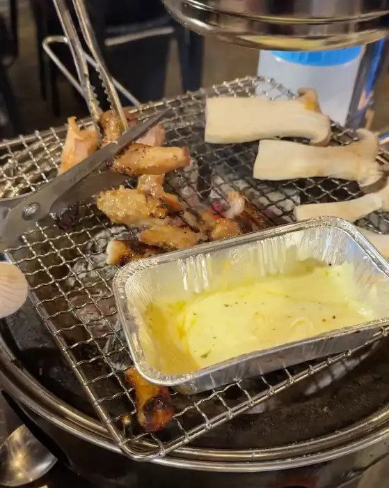 쪽갈비와 함께 구워지는 버섯과 치즈