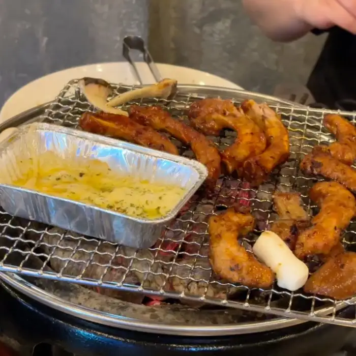 테이블 위에서 구워지고 있는 쪽갈비