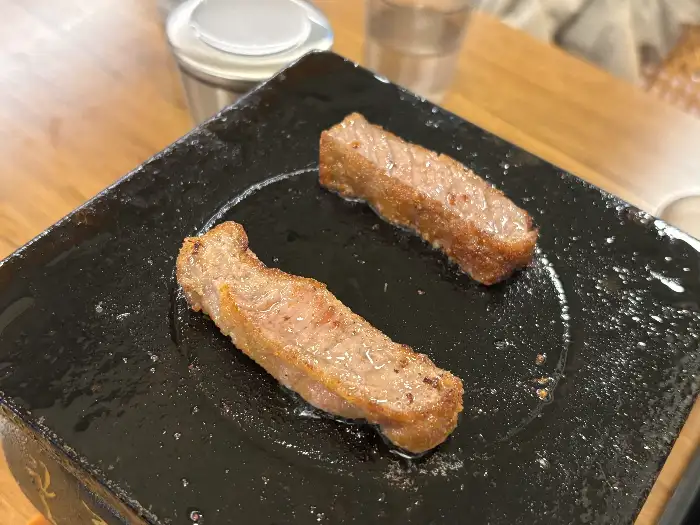 화로 위에서 구워지는 규카츠