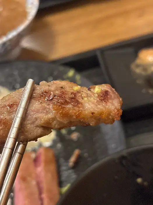 집게로 집은 규카츠 조각