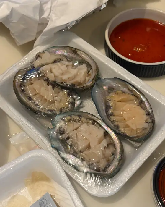 싱싱한 전복이 담긴 용기