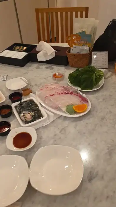 다양한 해산물과 쌈 채소