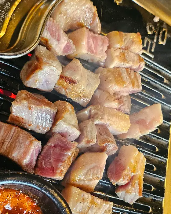 잘 구워진 삼겹살 조각들