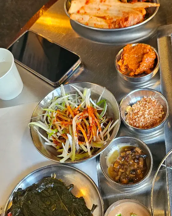 다양한 밑반찬과 소스들