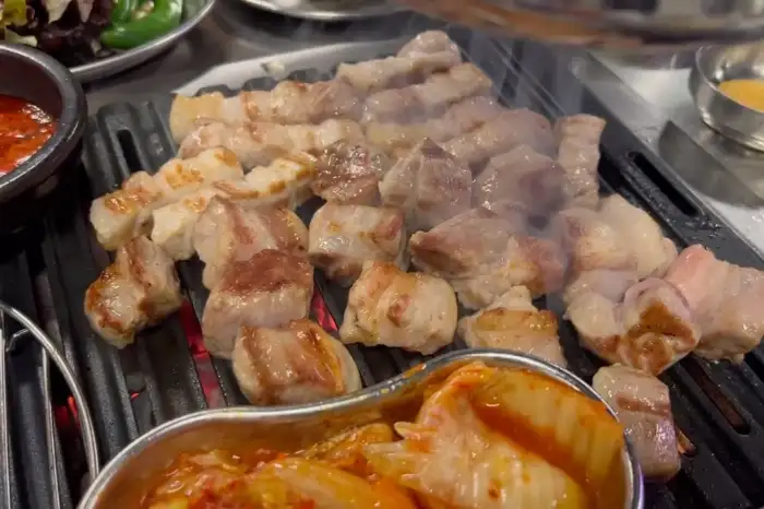 불판 위에서 익어가는 삼겹살