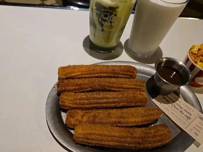 츄러스와 음료가 담긴 접시