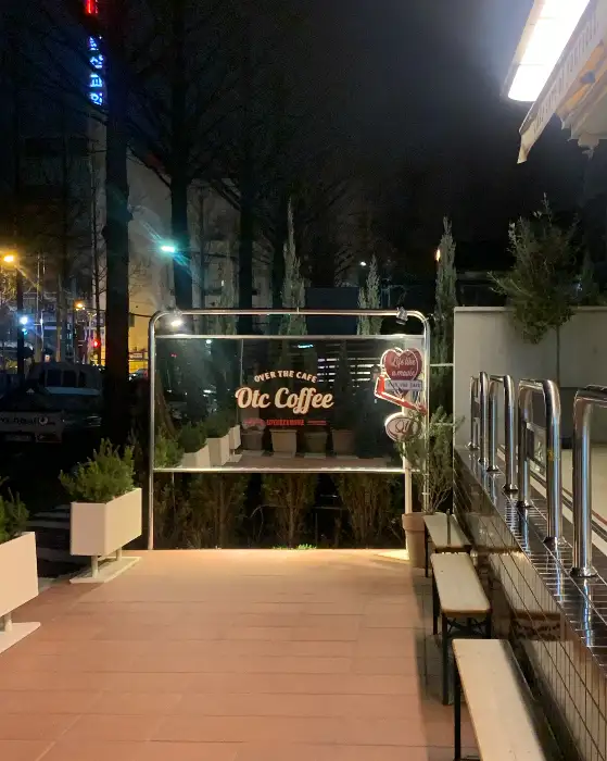 포장된 츄러스와 커피컵