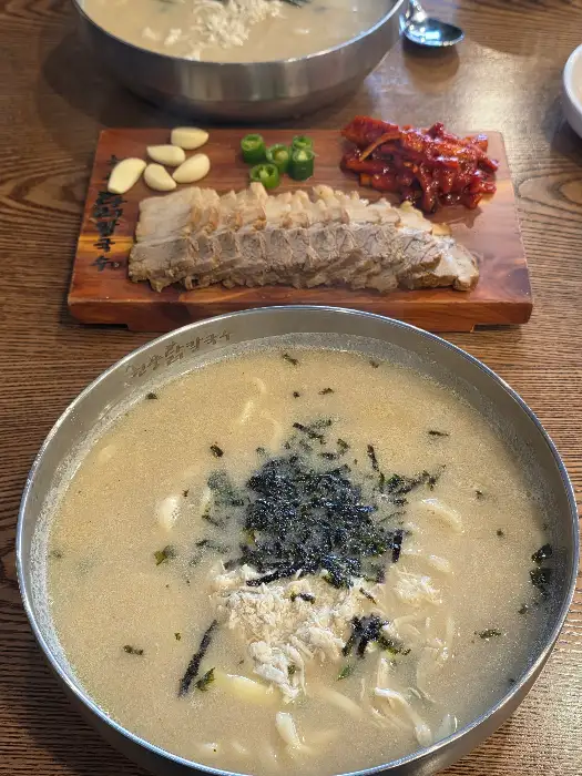 푸짐한 수육 한 접시와 곁들임 음식