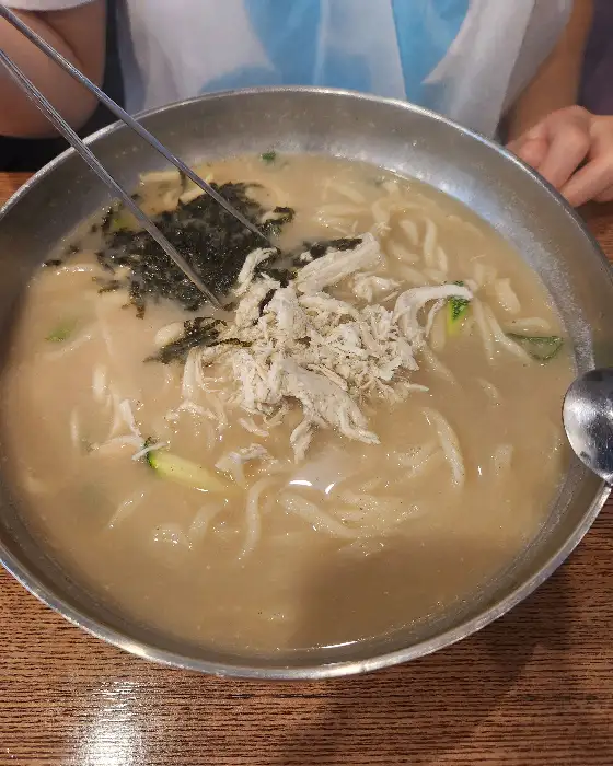 푸짐하게 담긴 닭칼국수