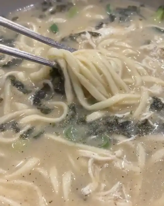 잘 익은 김치와 닭칼국수의 조화