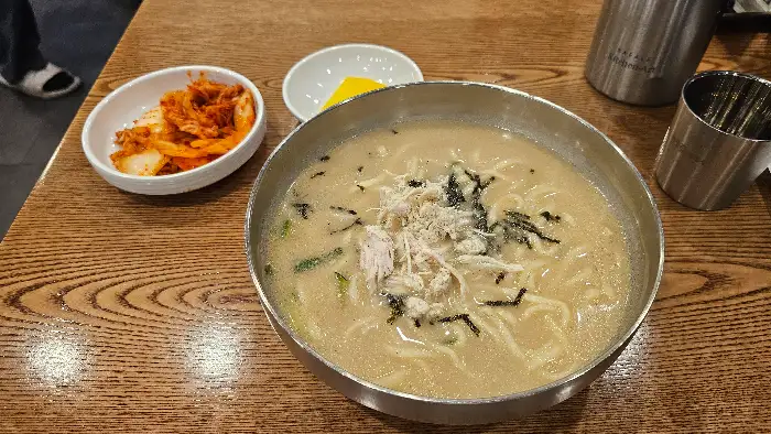 김치와 곁들여 먹는 닭칼국수