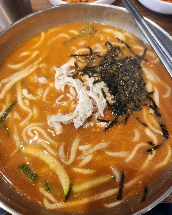 얼큰닭칼국수 한 그릇