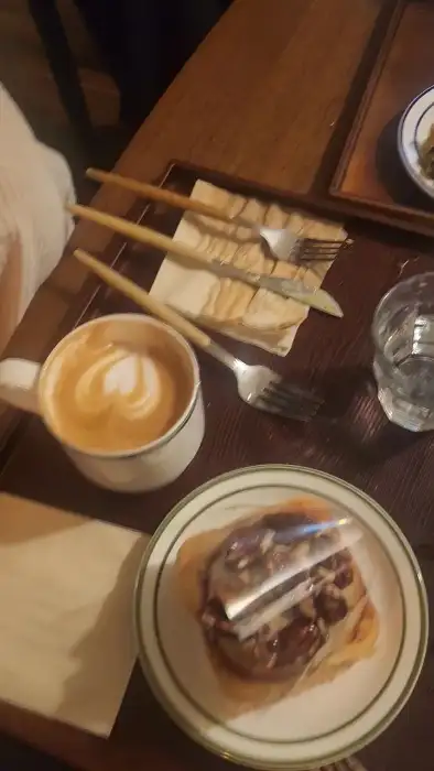 토치로 빵 윗면을 그을리는 모습