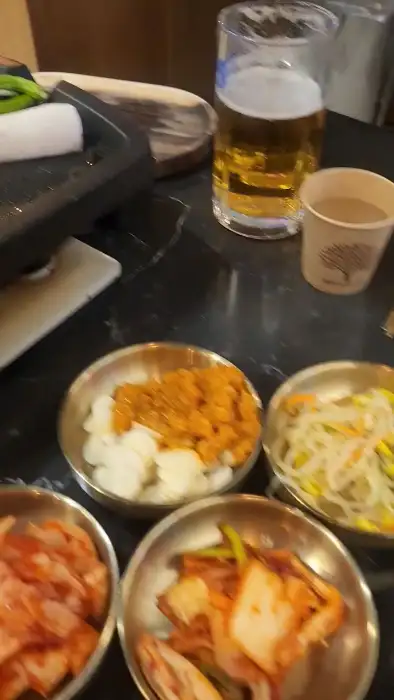 방이옥에서 제공되는 생맥주와 다양한 밑반찬