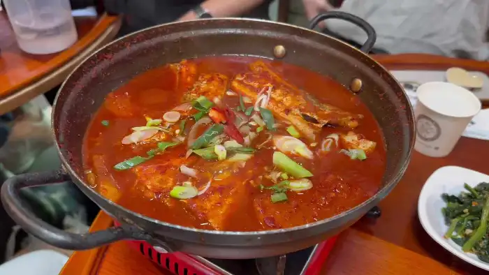 여러 명이 함께 즐기는 푸짐한 갈치 요리