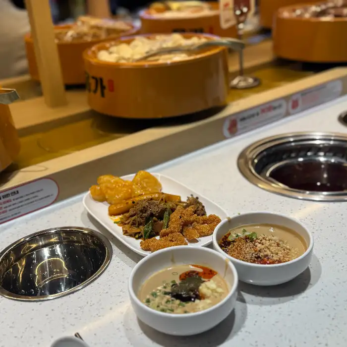 개인 훠궈 냄비와 다양한 꼬치 재료들