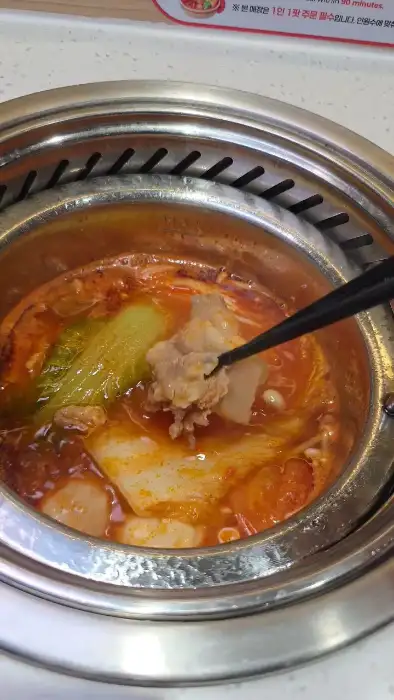 훠궈 냄비에 담긴 고기와 채소