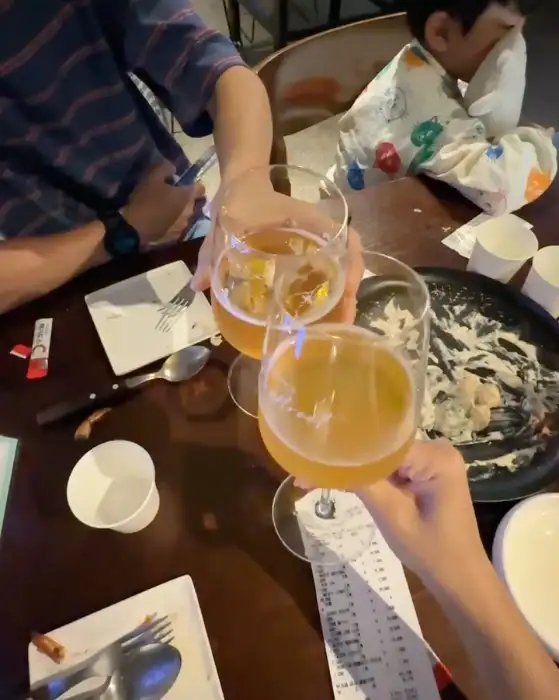 크래프트루트에서 수제 맥주를 잔에 따르는 모습