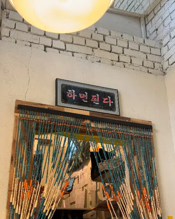 카페 내부의 빈티지한 간판