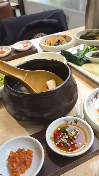 다양한 젓갈류와 양념장, 그리고 뚝배기에 담긴 된장찌개