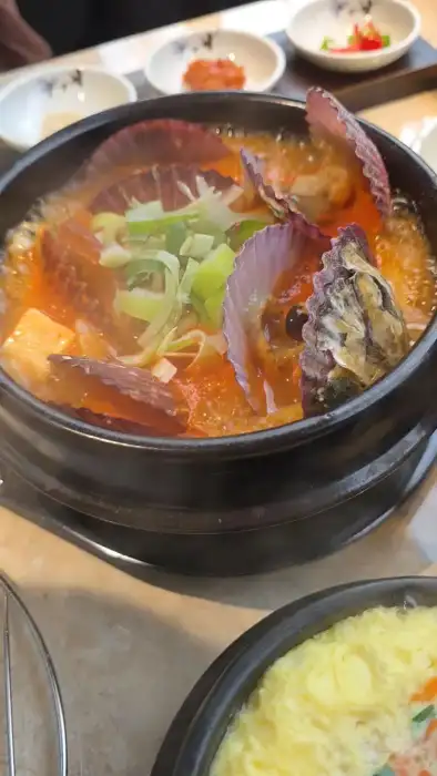 가리비와 해산물이 푸짐하게 들어있는 된장찌개