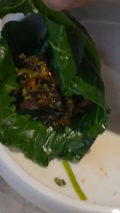 상추나 깻잎에 쌈을 싸 먹는 모습