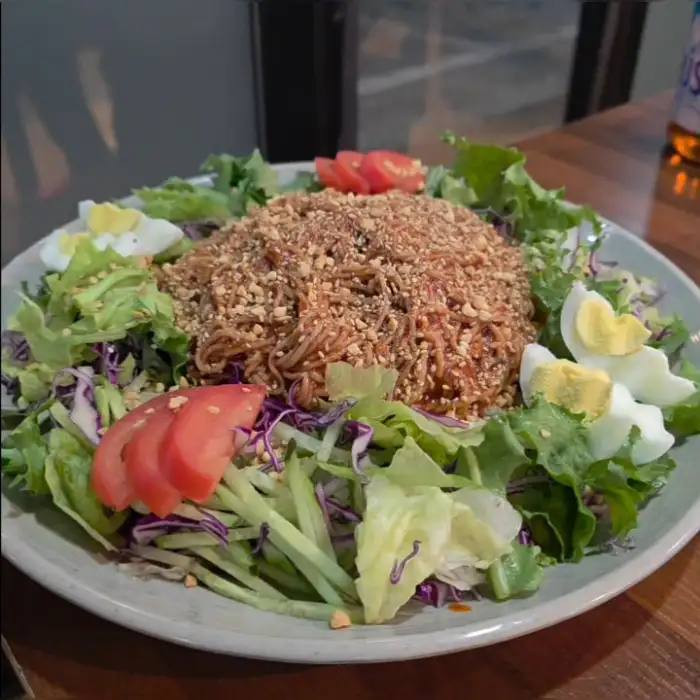 푸짐하게 담긴 비빔막국수