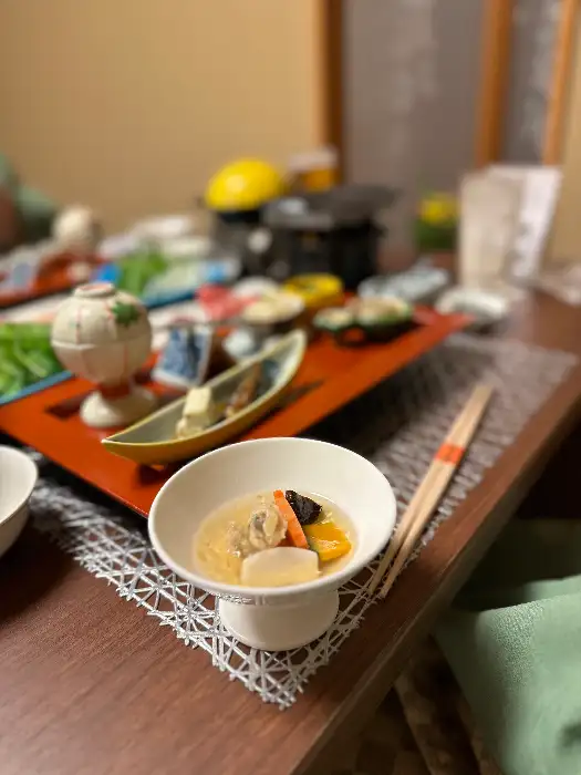 철판 위에서 맛있게 익어가고 있는 닭갈비