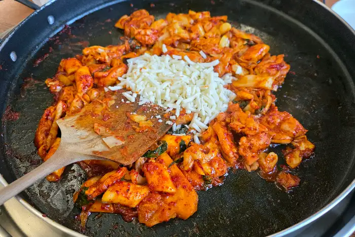 간장 닭갈비 위에 치즈를 올리고 볶는 모습