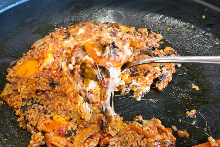 철판 볶음밥 위에 치즈가 녹아내리는 모습