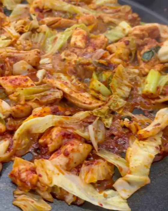 맛있게 익어가는 닭갈비와 우동 사리