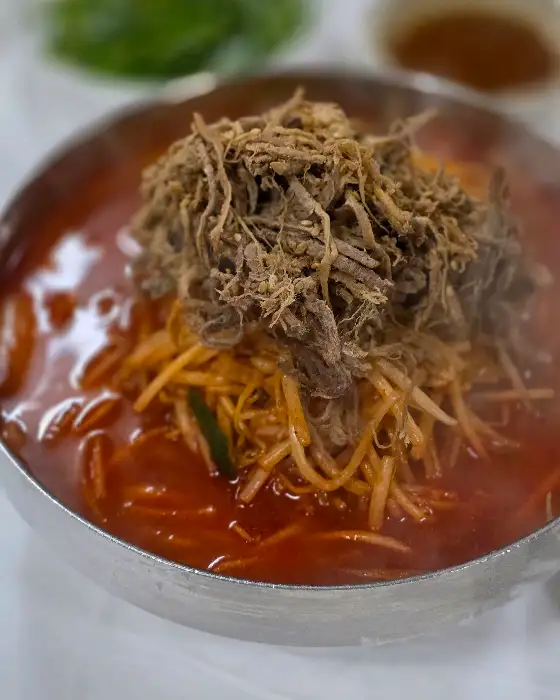 뼉다구 아지매 육칼 육칼 면과 숙주