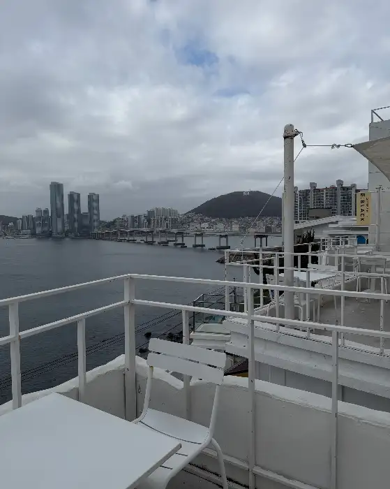 카페 테라스에서 바라본 도시와 바다 풍경