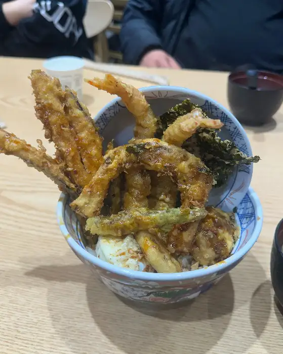다양한 튀김이 올라간 텐동
