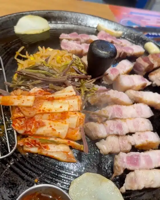 만재네 동대구역점 솥뚜껑 위에서 익어가는 두툼한 삼겹살