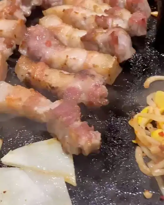 만재네 동대구역점 솥뚜껑 위에서 익어가는 삼겹살 조각들
