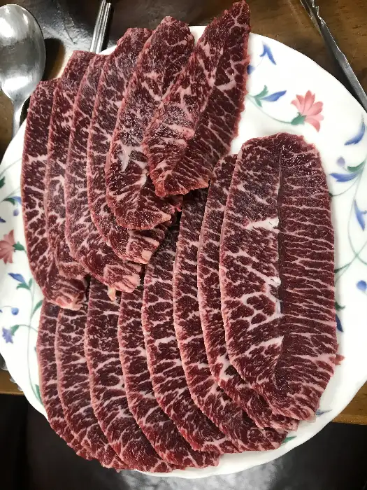 다양한 반찬이 담긴 접시들이 테이블 위에 놓여 있다. 정갈하고 푸짐한 모습이다.