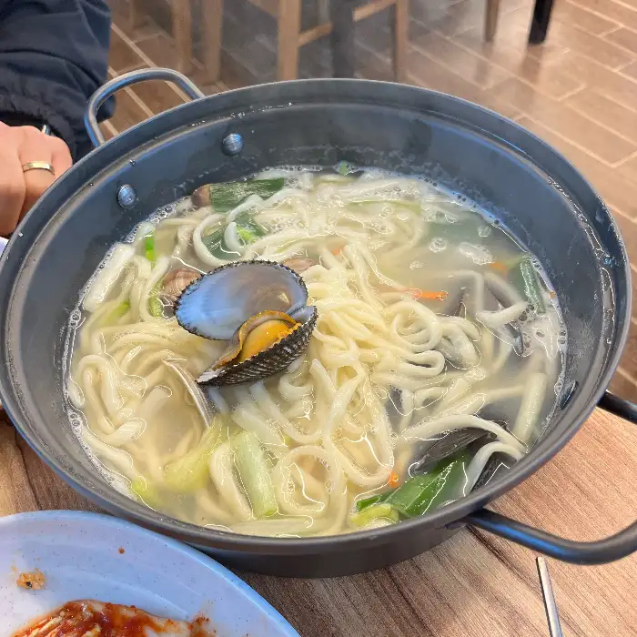 푸짐한 바지락칼국수 사진