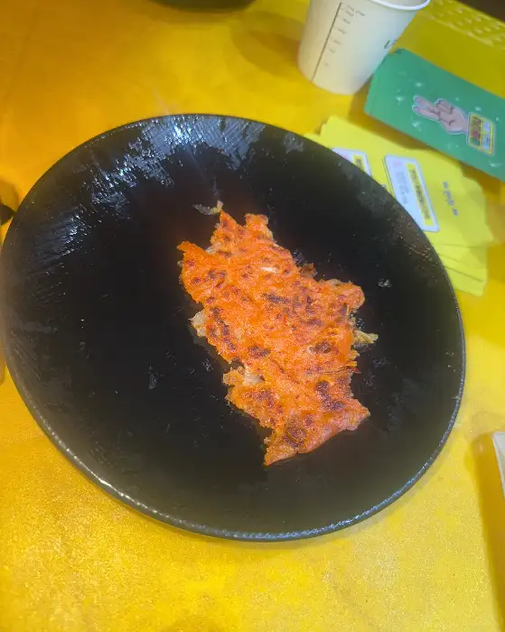 검은 접시에 담긴 먹음직스러운 김치전