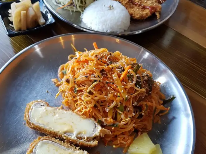 쫄면과 돈까스