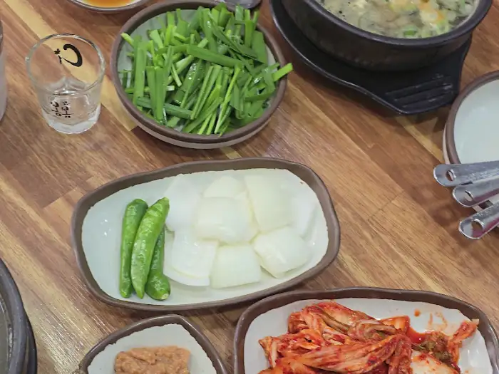 테이블에 놓인 한상차림 일부
